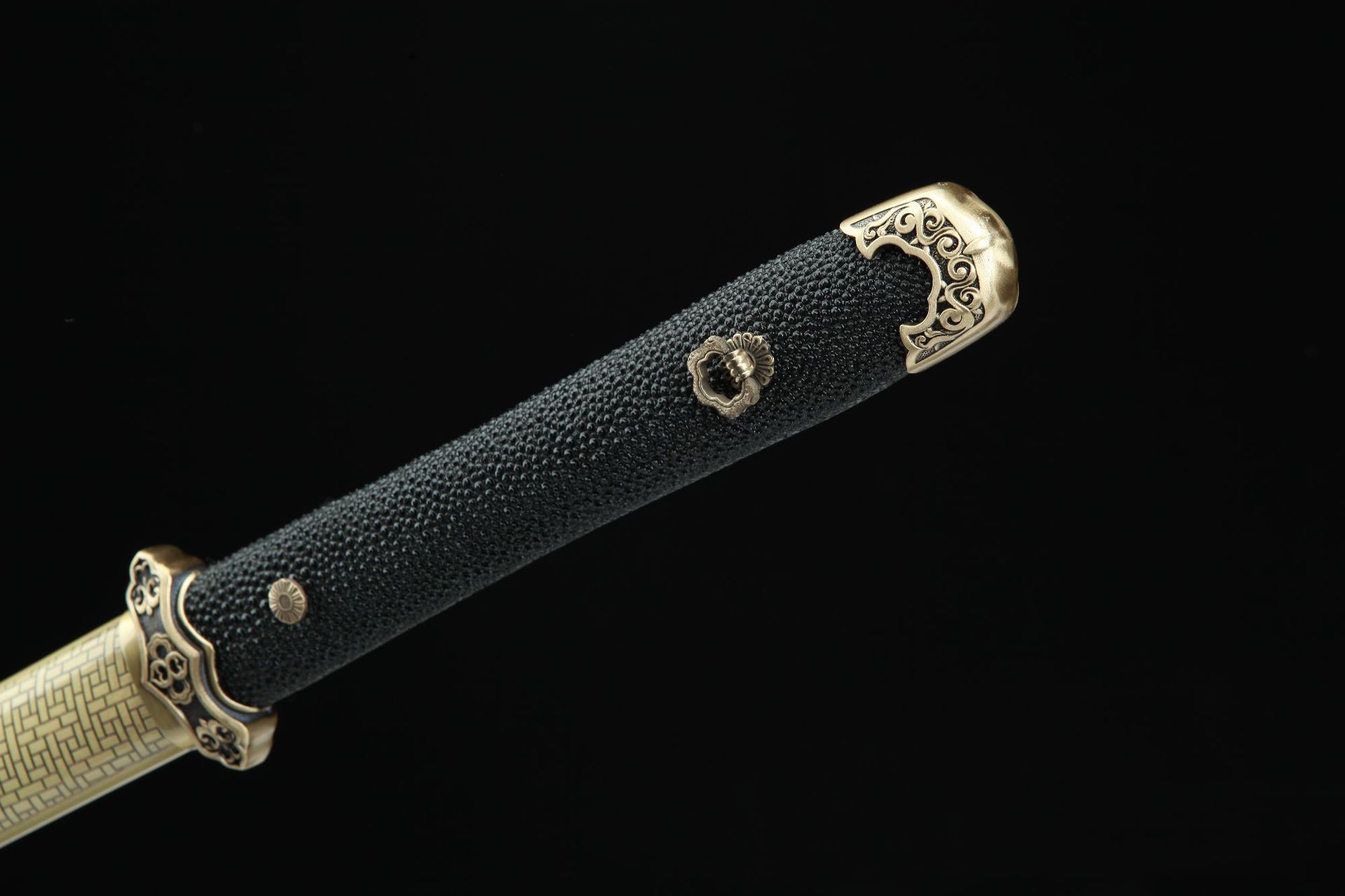 剑柄:包鲨鱼皮;剑身:百炼花纹钢,手工锻造,精细手磨剑鞘:纯铜手工包铜