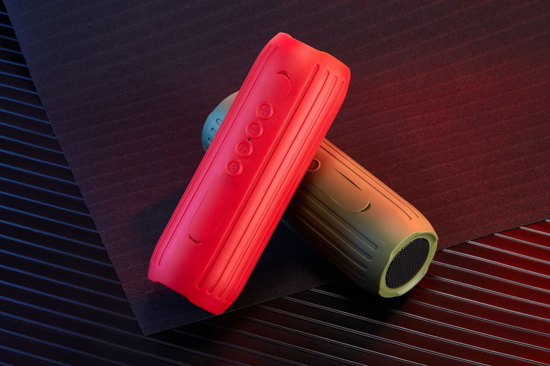 私模音箱 户外骑行便携小音响t168 防水低音炮手电筒插卡