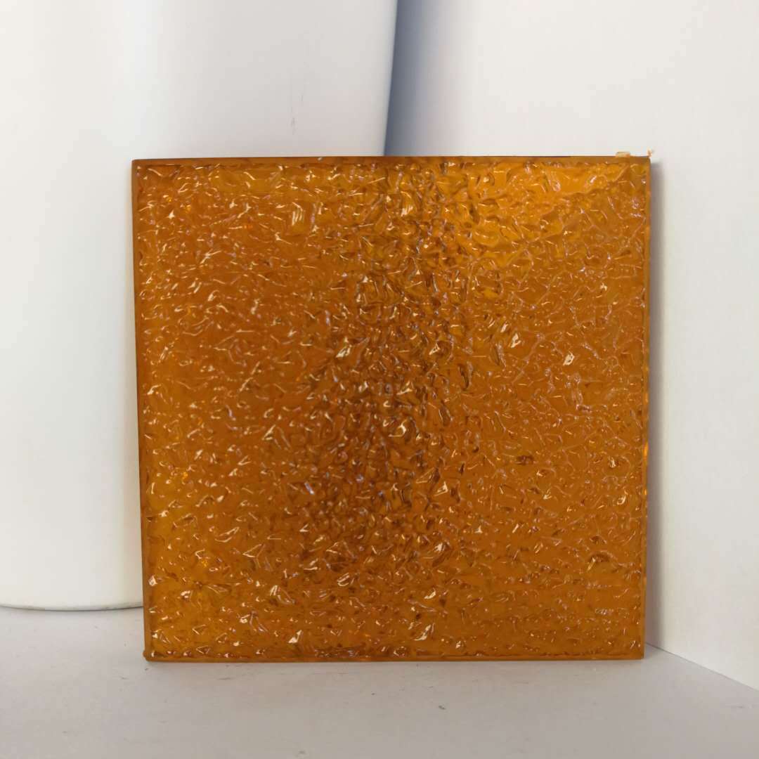 厂家供应艺术颗粒纹彩色玻璃 不褪色鱼鳞水波纹压花原片玻璃定制