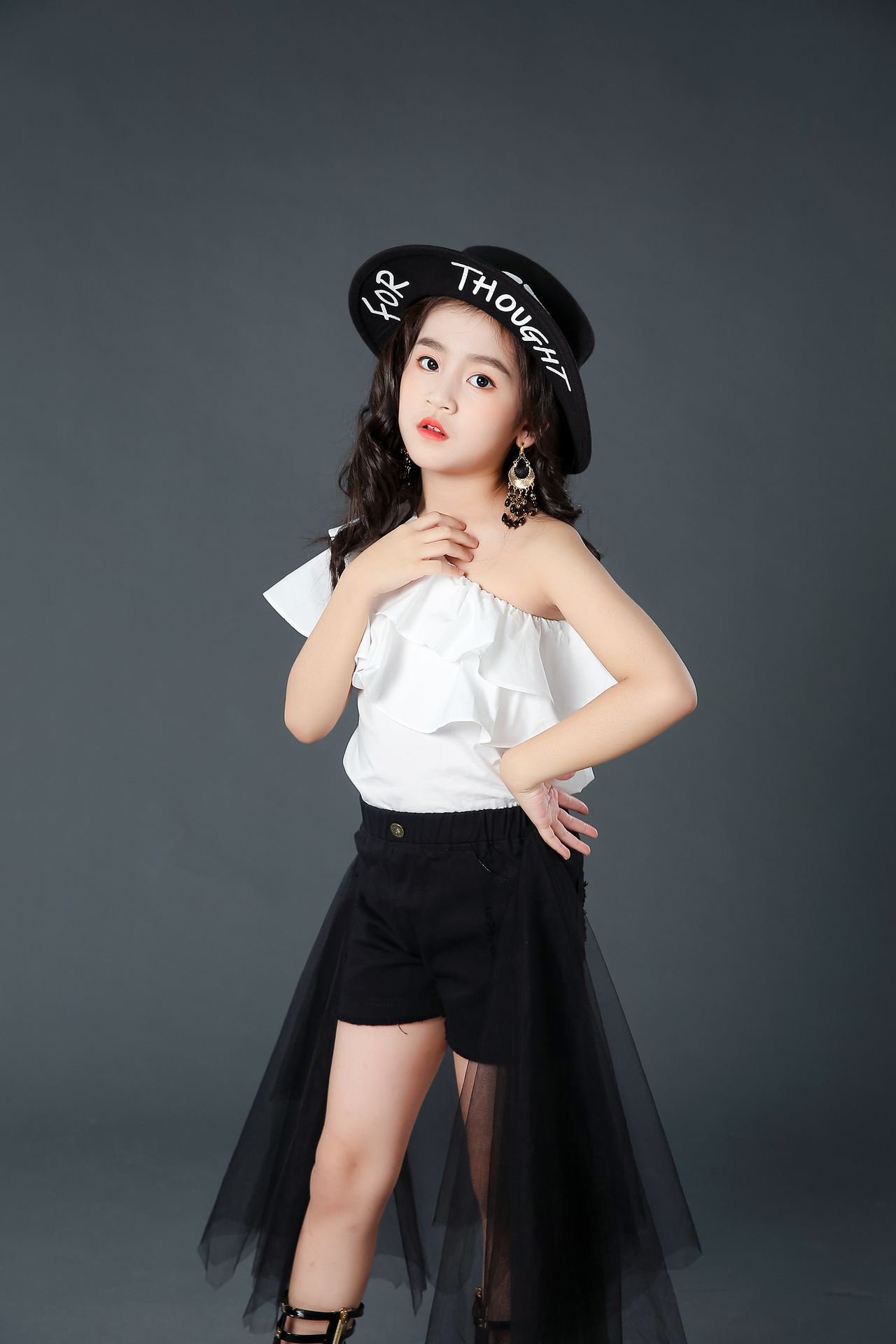 女童荷叶肩走秀潮服时尚儿童模特比赛演出服黑白色车模摄影酷礼服