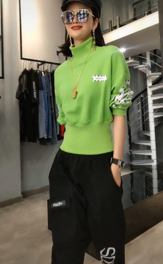 艾衣岑迷049890巧服饰抖音同款绿色高领收腰卫衣宽松字母休闲裤初