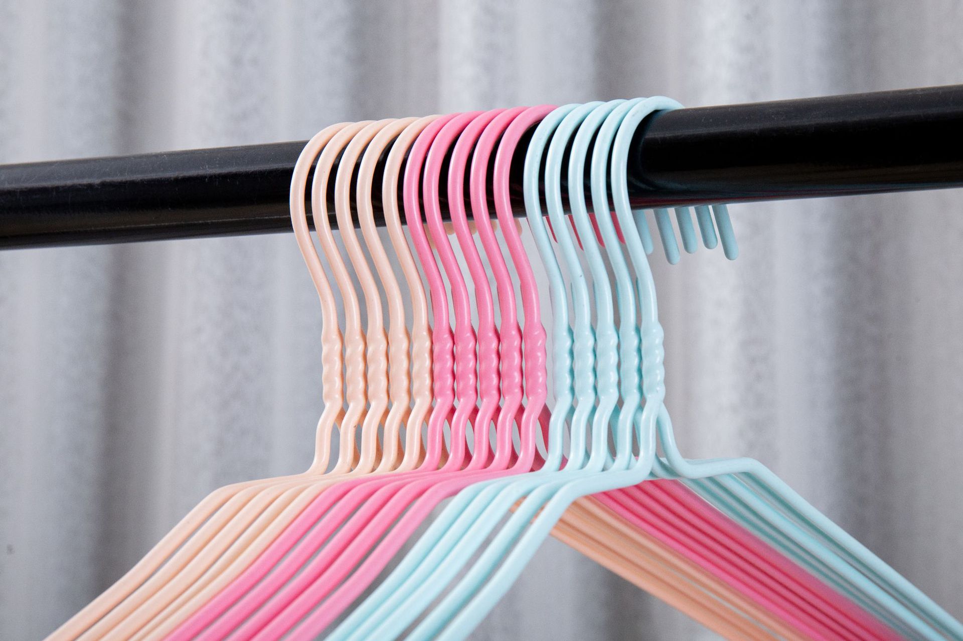 厂家批发成人加粗浸塑衣架 晾衣架45cm加大号家用挂衣架日用百货