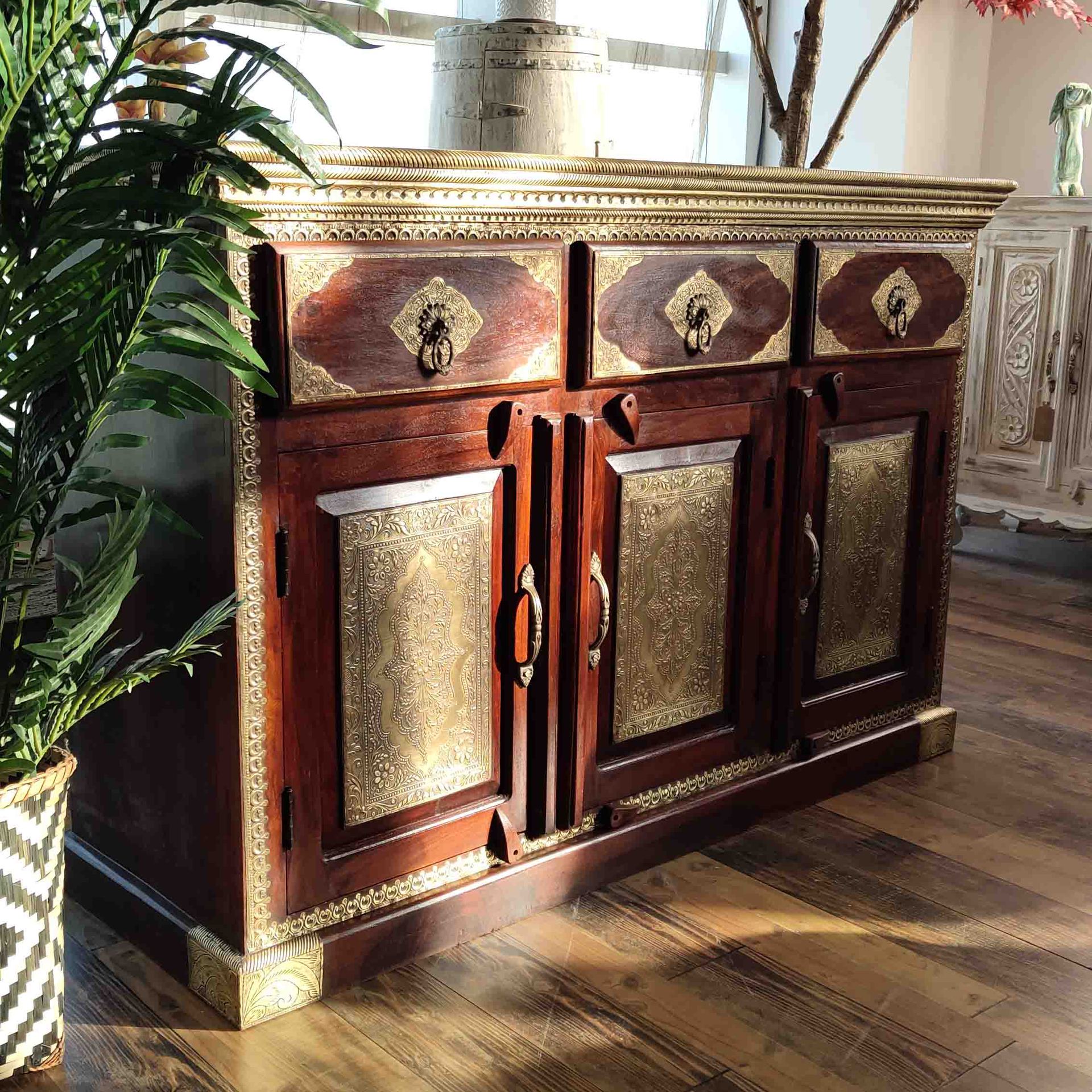 印度进口实木包铜家具黄铜压花包在实木家具上装饰搭配客厅边柜