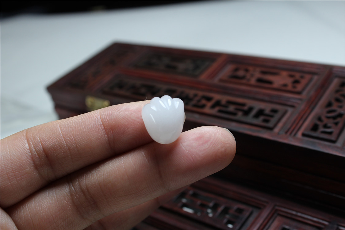 厂家直销 天然新疆白玉 东陵玉可爱猫爪印 diy手链项链吊坠配饰