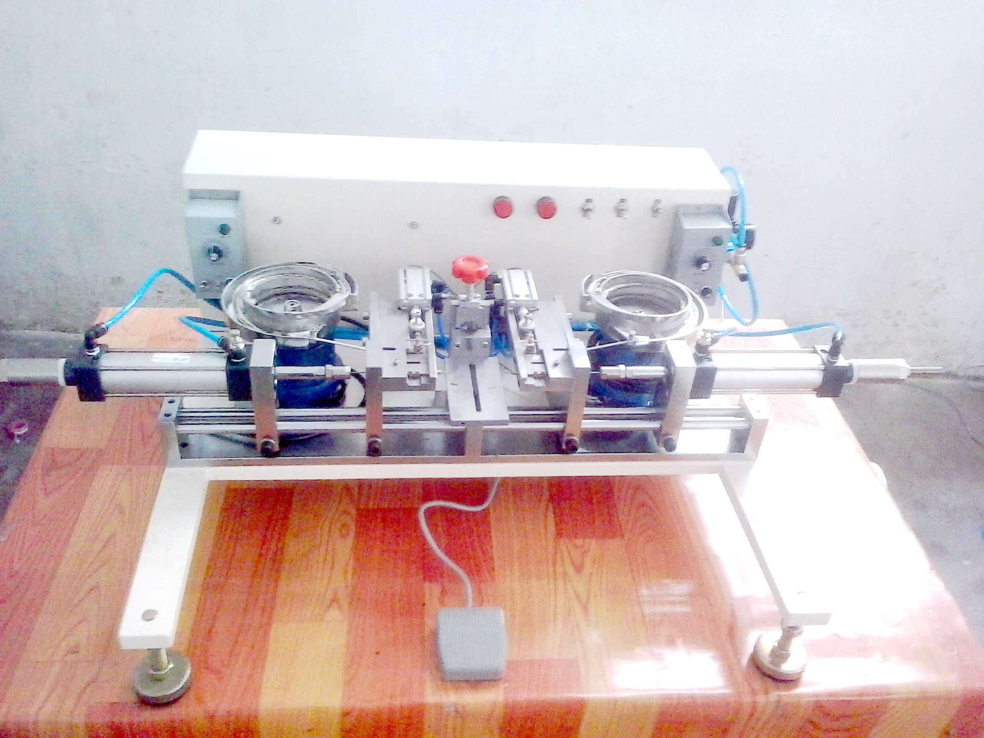 粉饼眼影气垫化妆塑胶盒 全自动气动打空/实心销钉装配 组装机