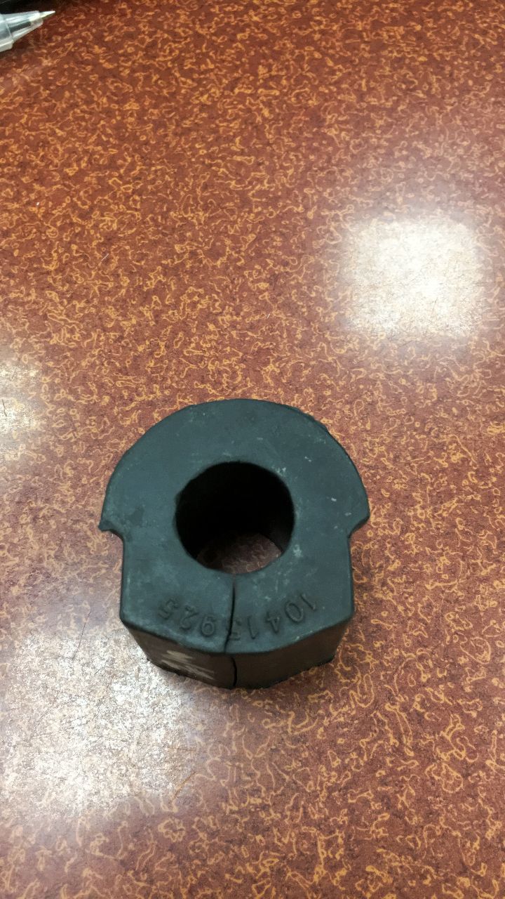 适0309君威君越后平衡杆胶套开口胶稳定杆衬套平行杆胶10415925