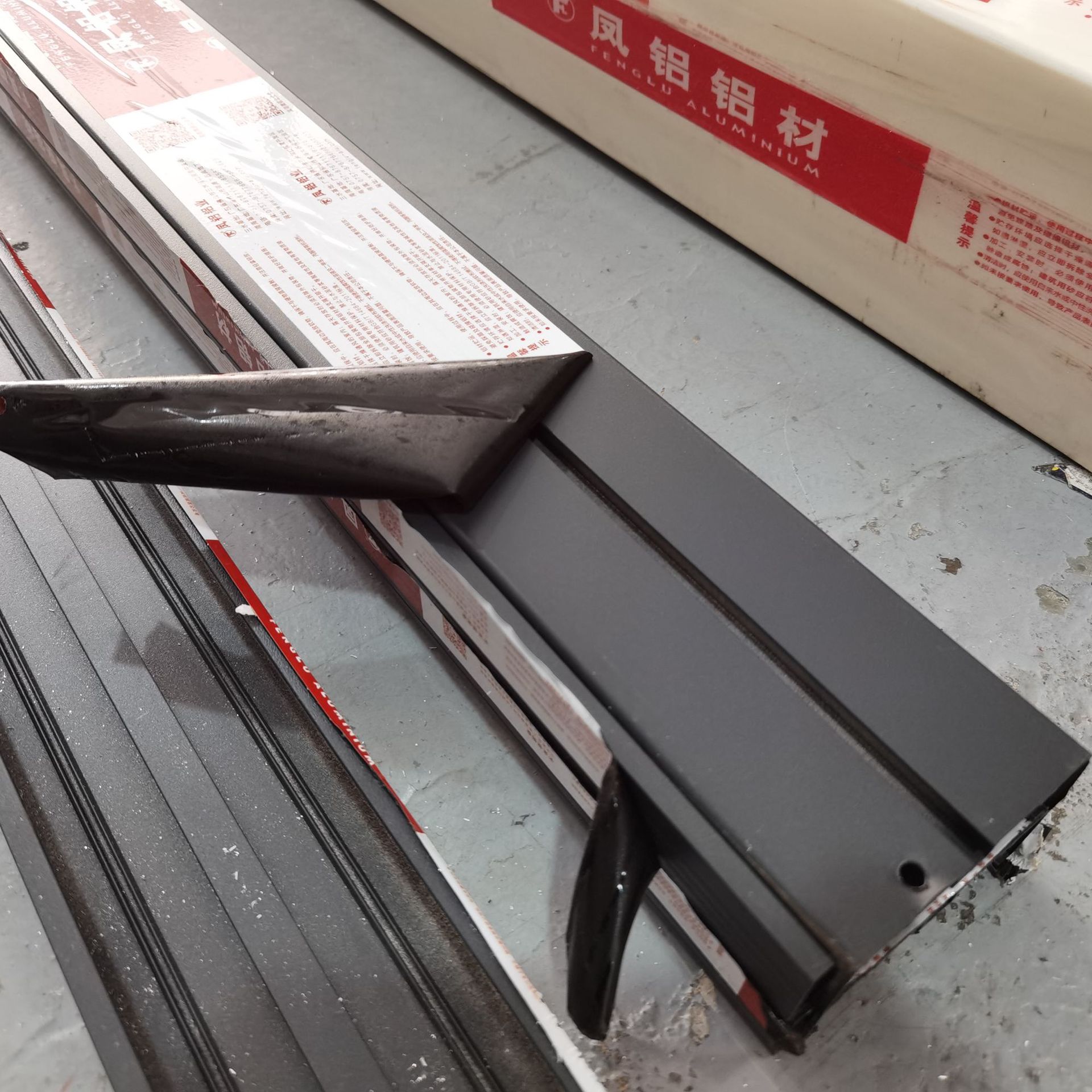 凤铝铝材隔热隔音50系列外平开窗铝合金型材 门窗铝边框现货供应