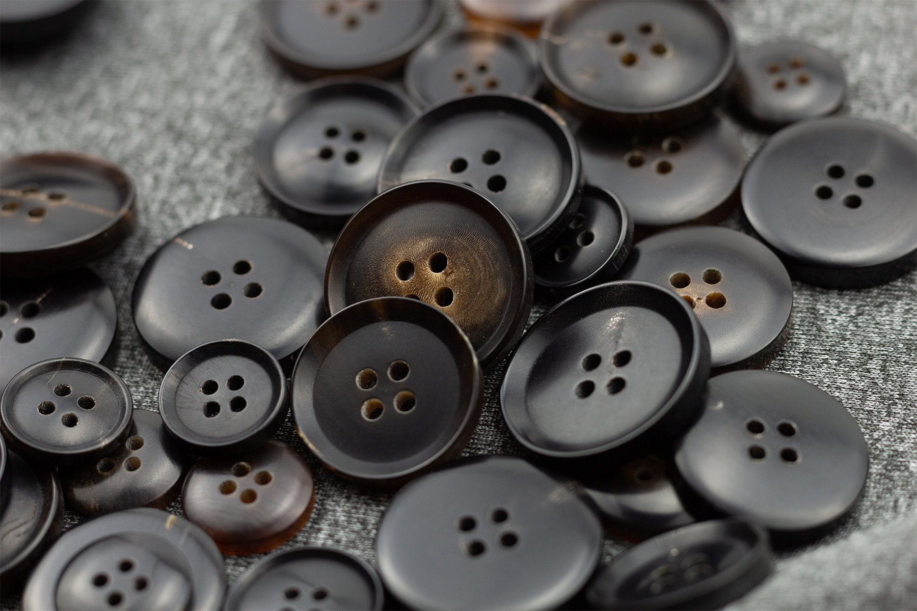 经典款黑色西服制服真牛角纽扣咖啡色深棕色风衣天然牛角钮扣扣子