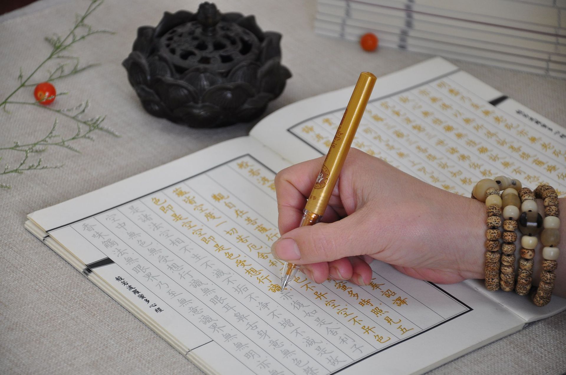 闪光增金色檀香味抄经笔套装 20芯1杆 40芯1杆 描经书静心抄经