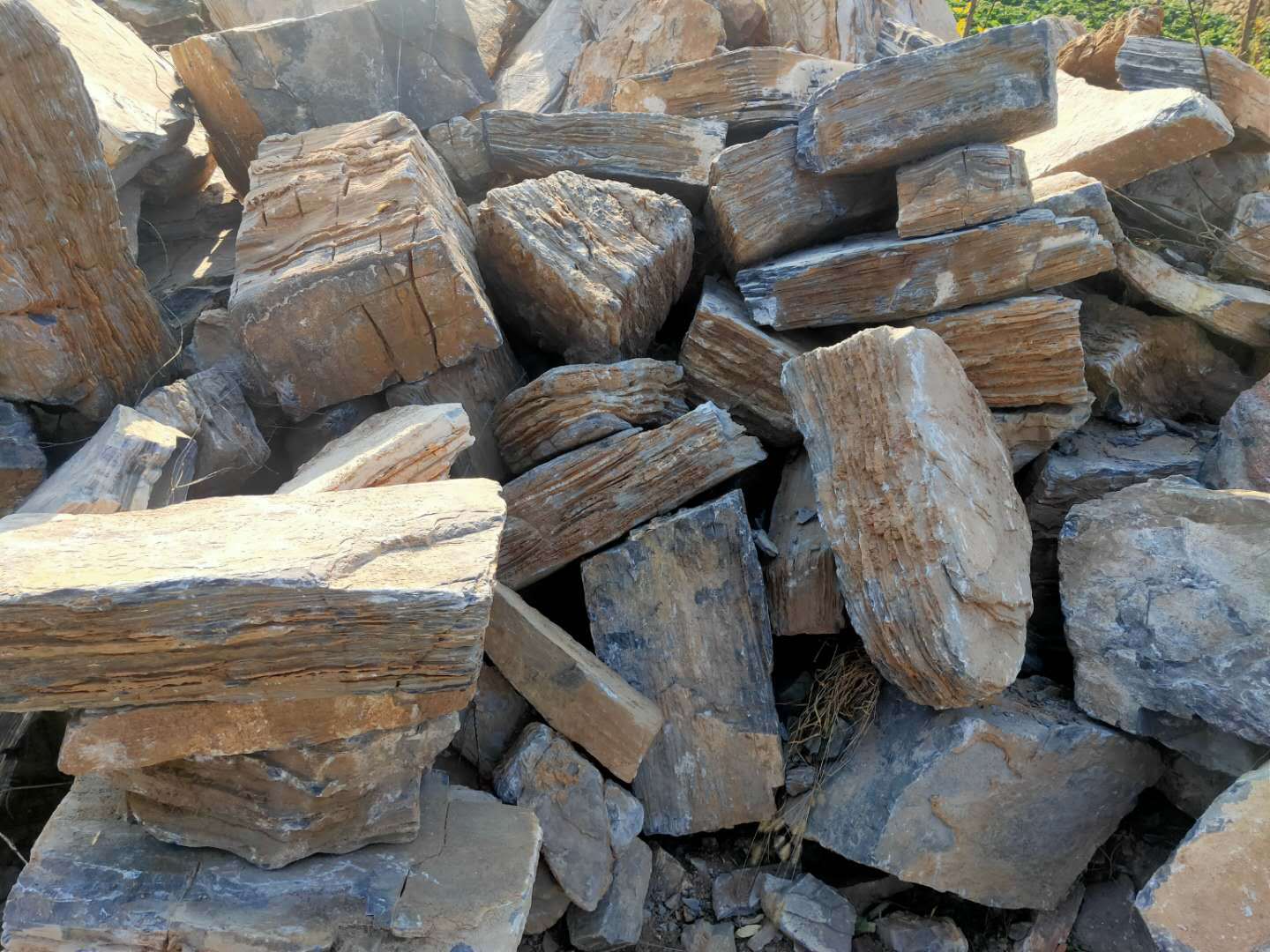 供应青灰色千层石红色手搬块千层石园林景观石河道驳岸石