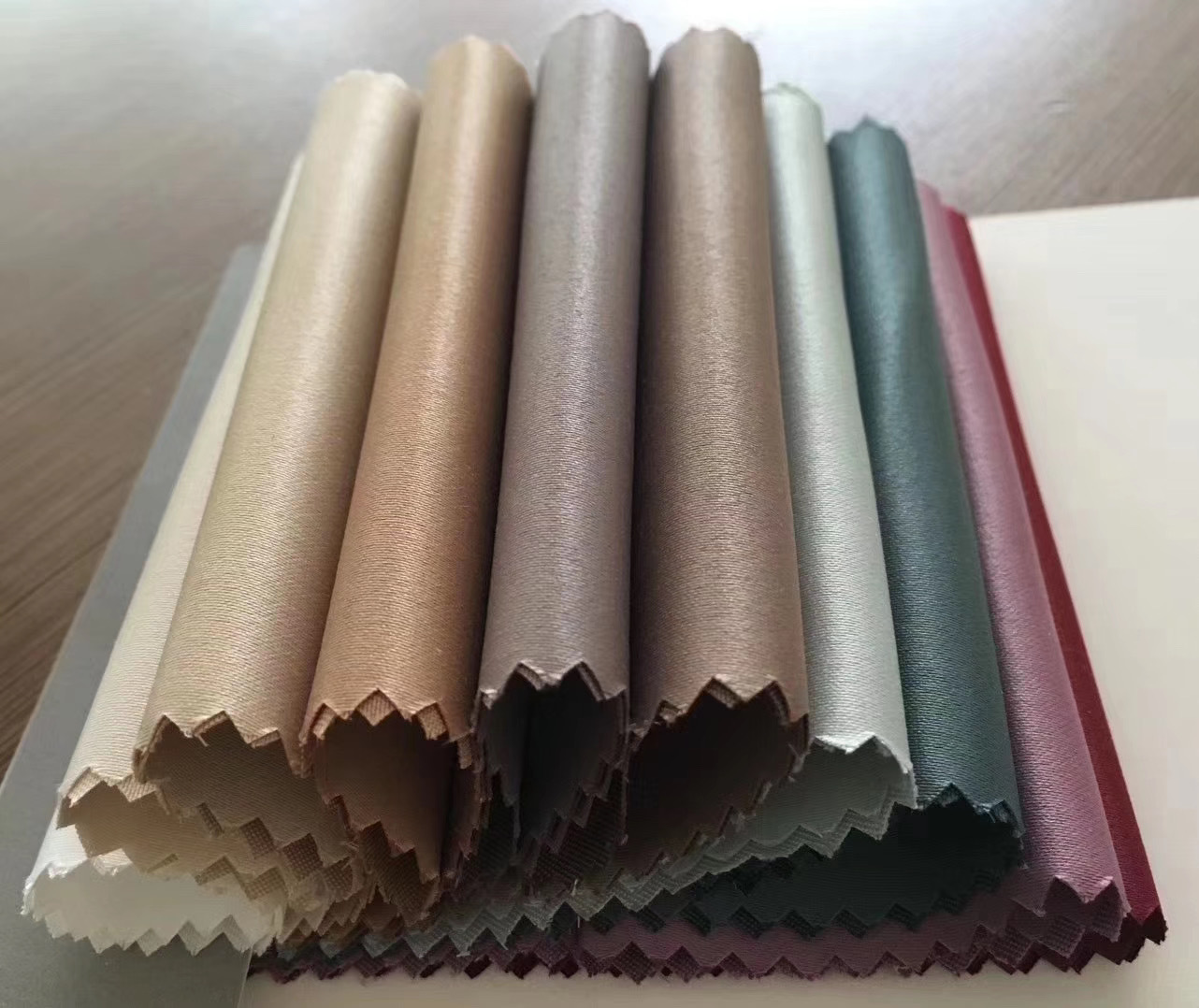 厂家直销黑丝遮光遮阳隔热窗帘高精密衬布里布八美缎十美缎衬布料