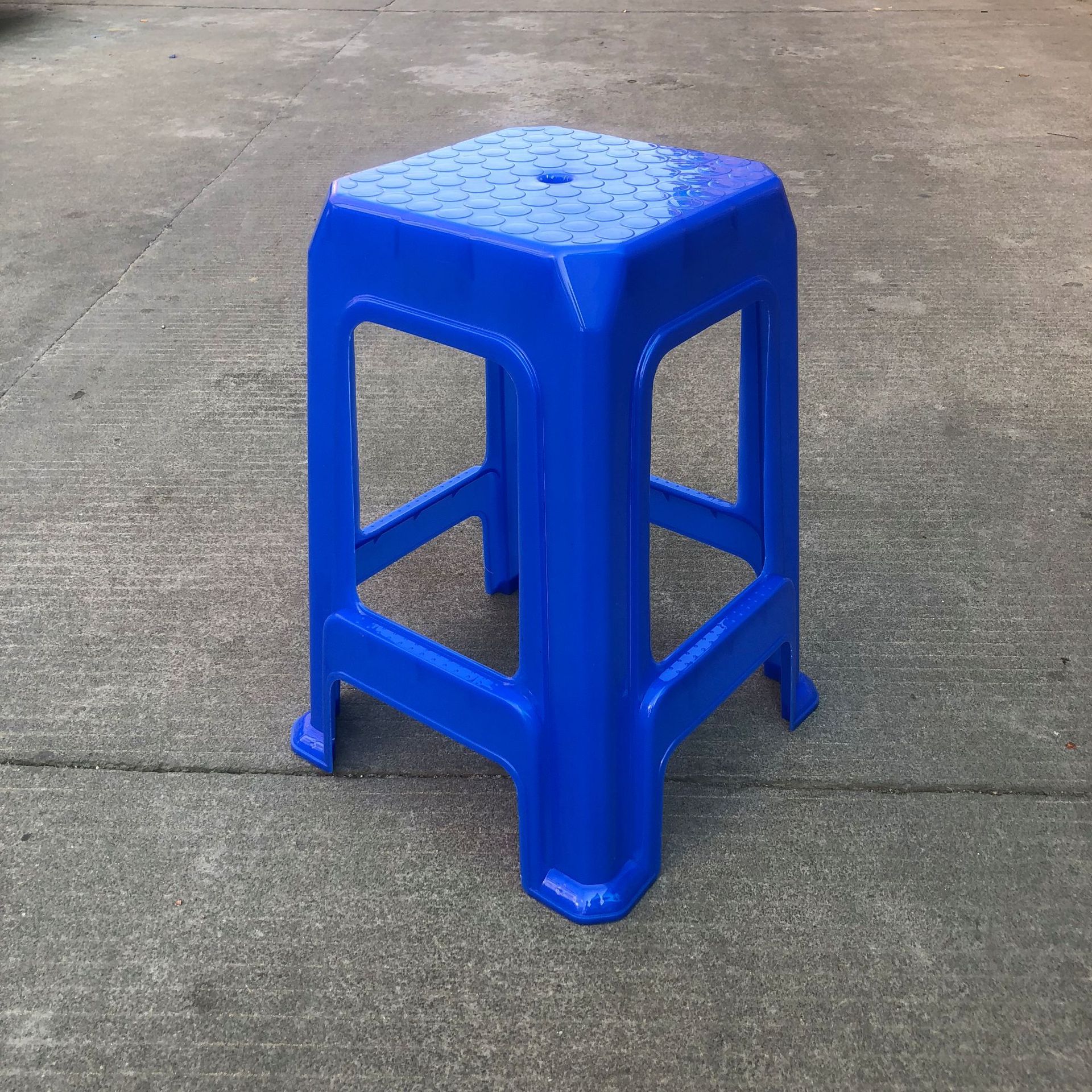 批发55高方凳塑料凳55高胶凳加厚员工方凳1.35kg学生凳50高熟胶凳