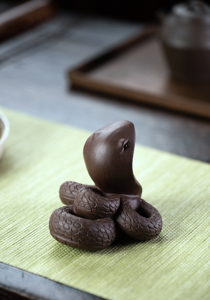 批发宜兴紫砂茶宠蛇摆件腰缠万贯十二生肖眼镜蛇雕塑茶具配件陶瓷