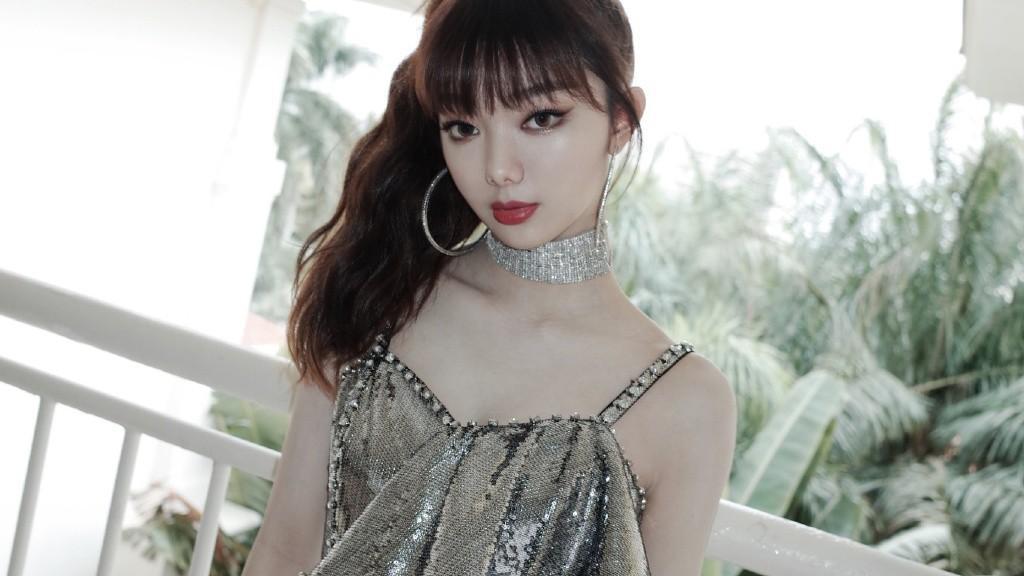 李紫婷换橘发现身,穿粉色短款外套配牛仔裤,尽显少女活力