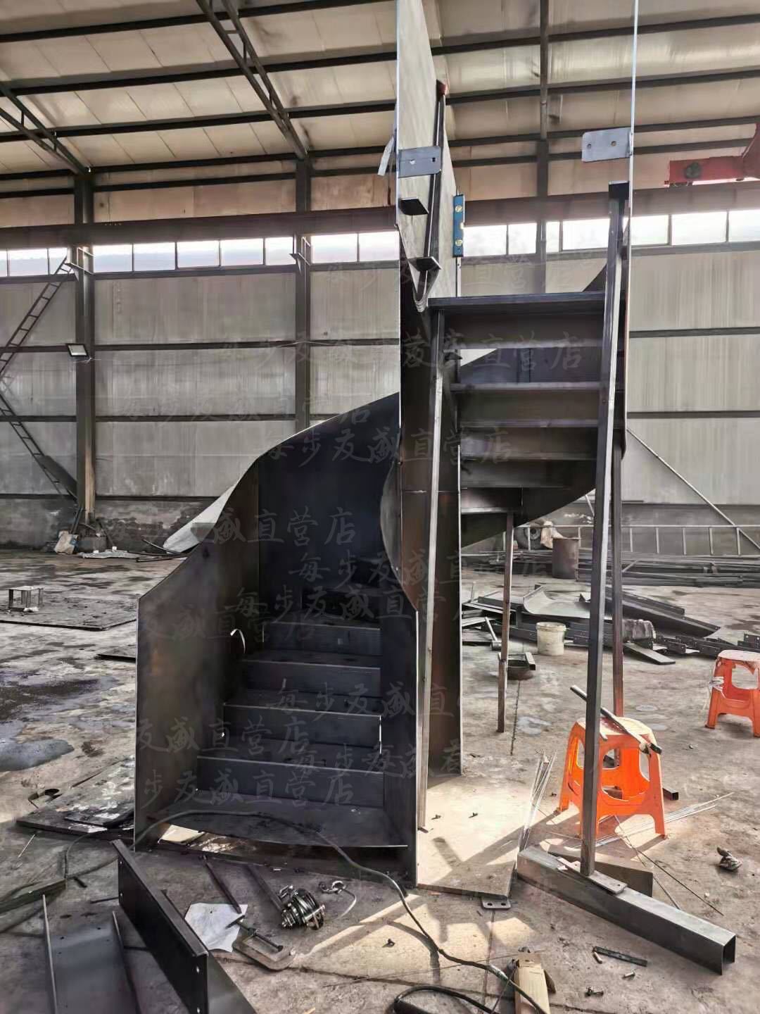 弧形楼梯钢板楼梯阁楼别墅扶手栏杆玻璃铁艺工厂商业工程艺术楼梯