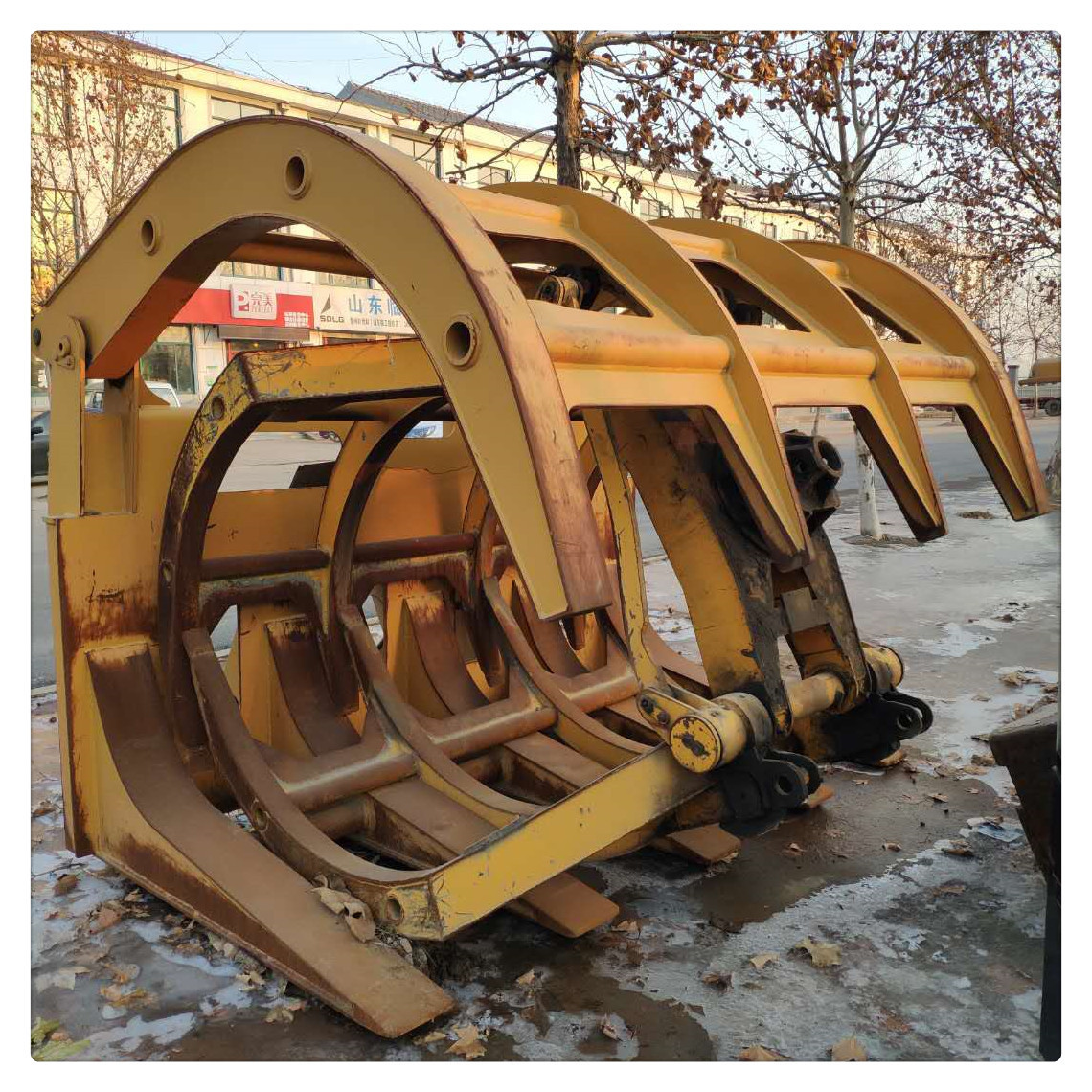 山东临工二手30装载机抓草器 夹木机 山工50铲车抓木器售拆车件