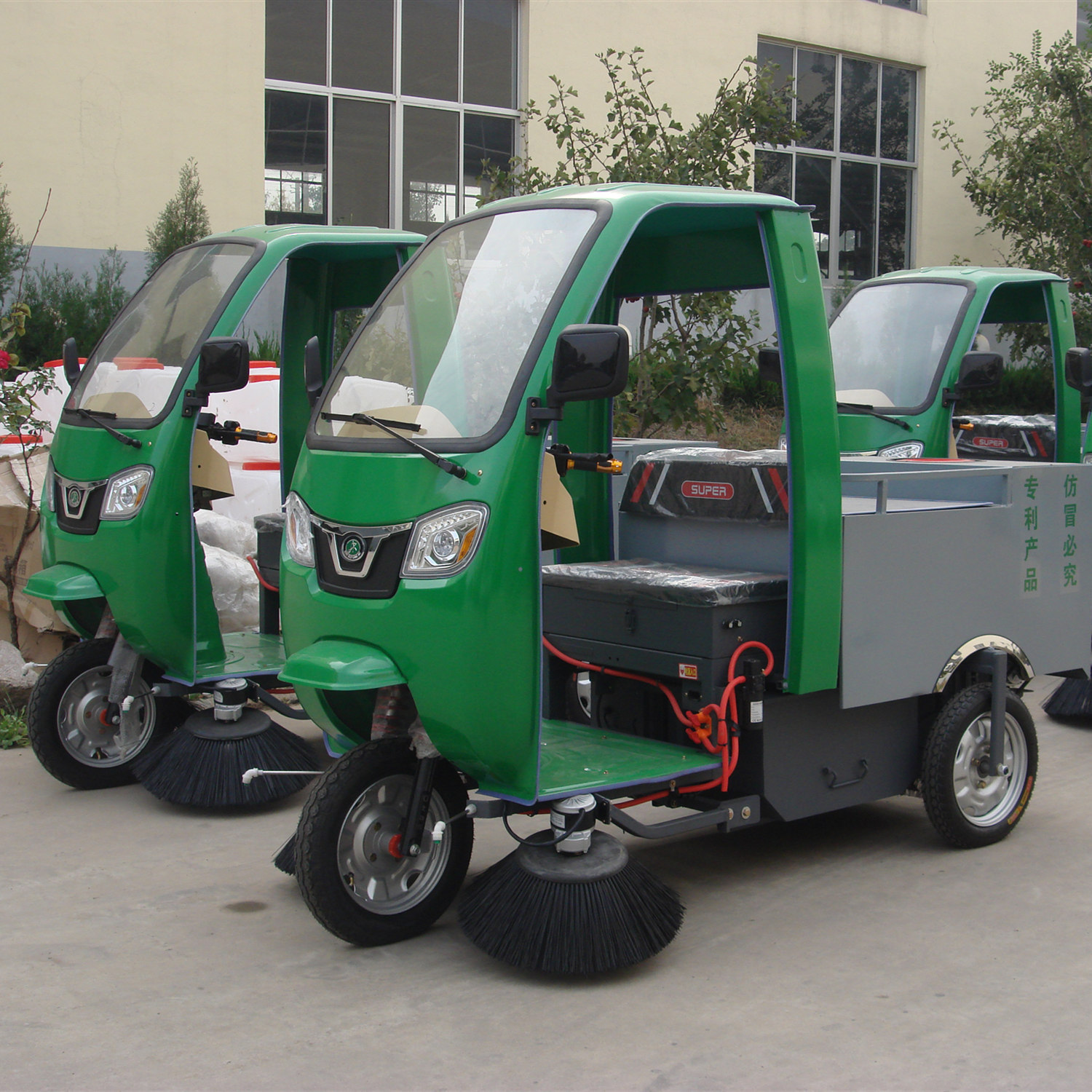 厂家直销电动三轮滚刷保洁车 扫地机 小区物业清扫路面-阿里巴巴