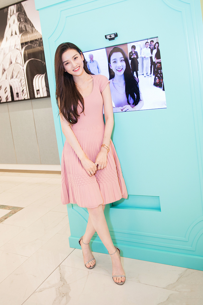 2020宋祖儿明星同款修身显瘦条纹气质打底针织连衣裙蓬蓬百褶裙子