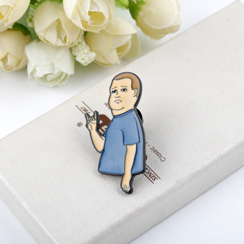 喜剧动漫周边 一家之主 bobby hill 鲍比·希尔合金滴油胸针徽章