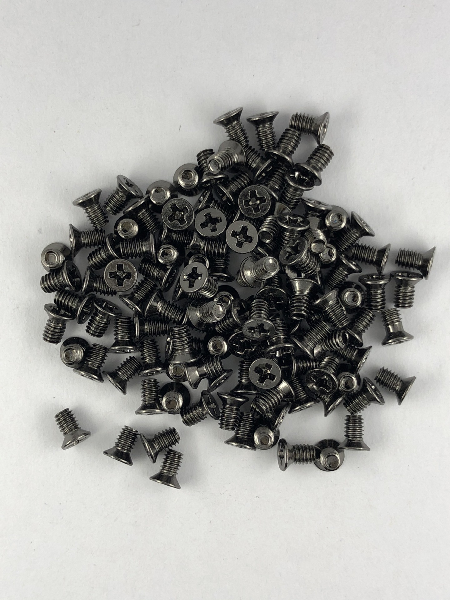 皮带扣配件 沉头螺丝 尺寸 m2.5*4*4 一件包装数量是 1万个