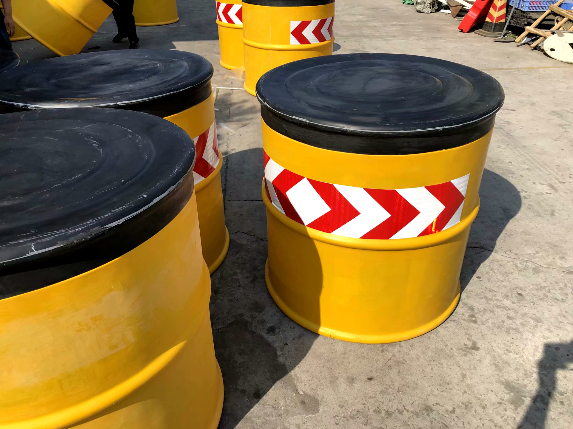 厂家直供 高速公路玻璃钢防撞桶 定做定制厂家广东深圳东莞佛山