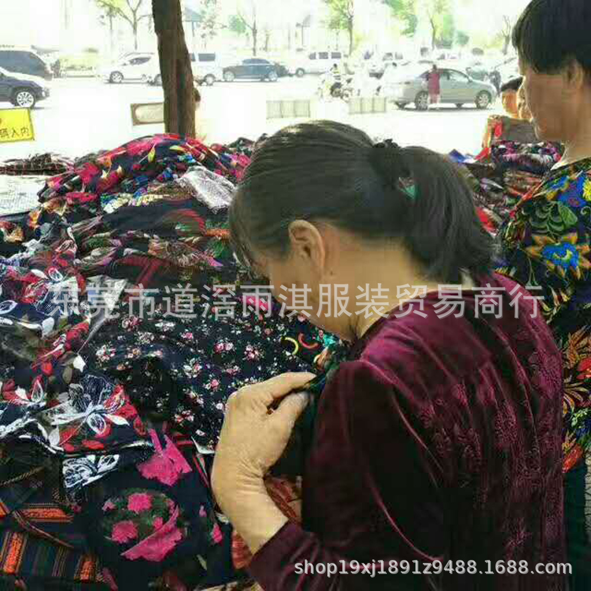 外贸地摊货源跑江湖便宜产品夏季冰丝短袖上衣5元女装批发2元服饰