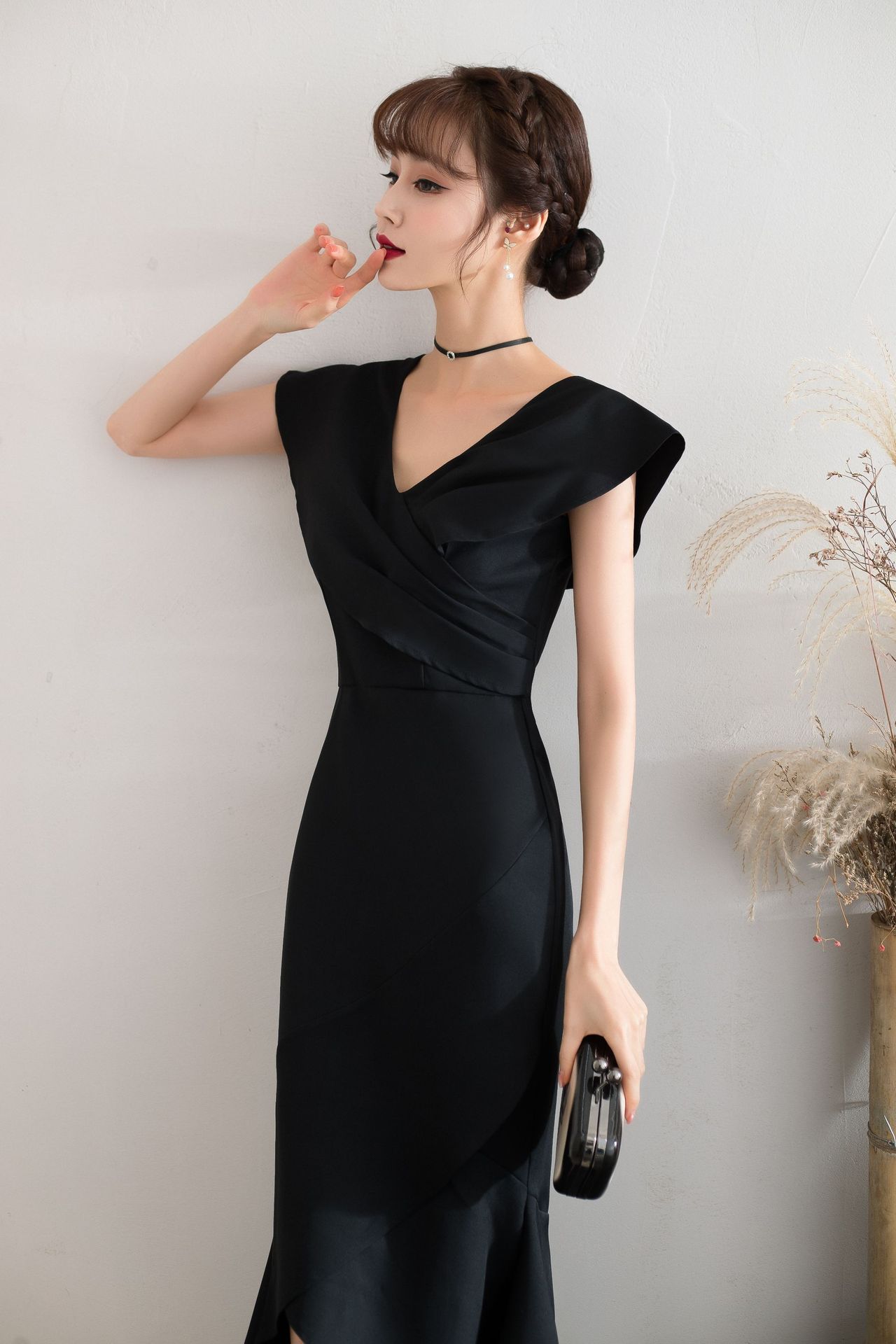 黑色晚礼服2020新款宴会年会主持人长款v领派对气质一字肩伴娘服
