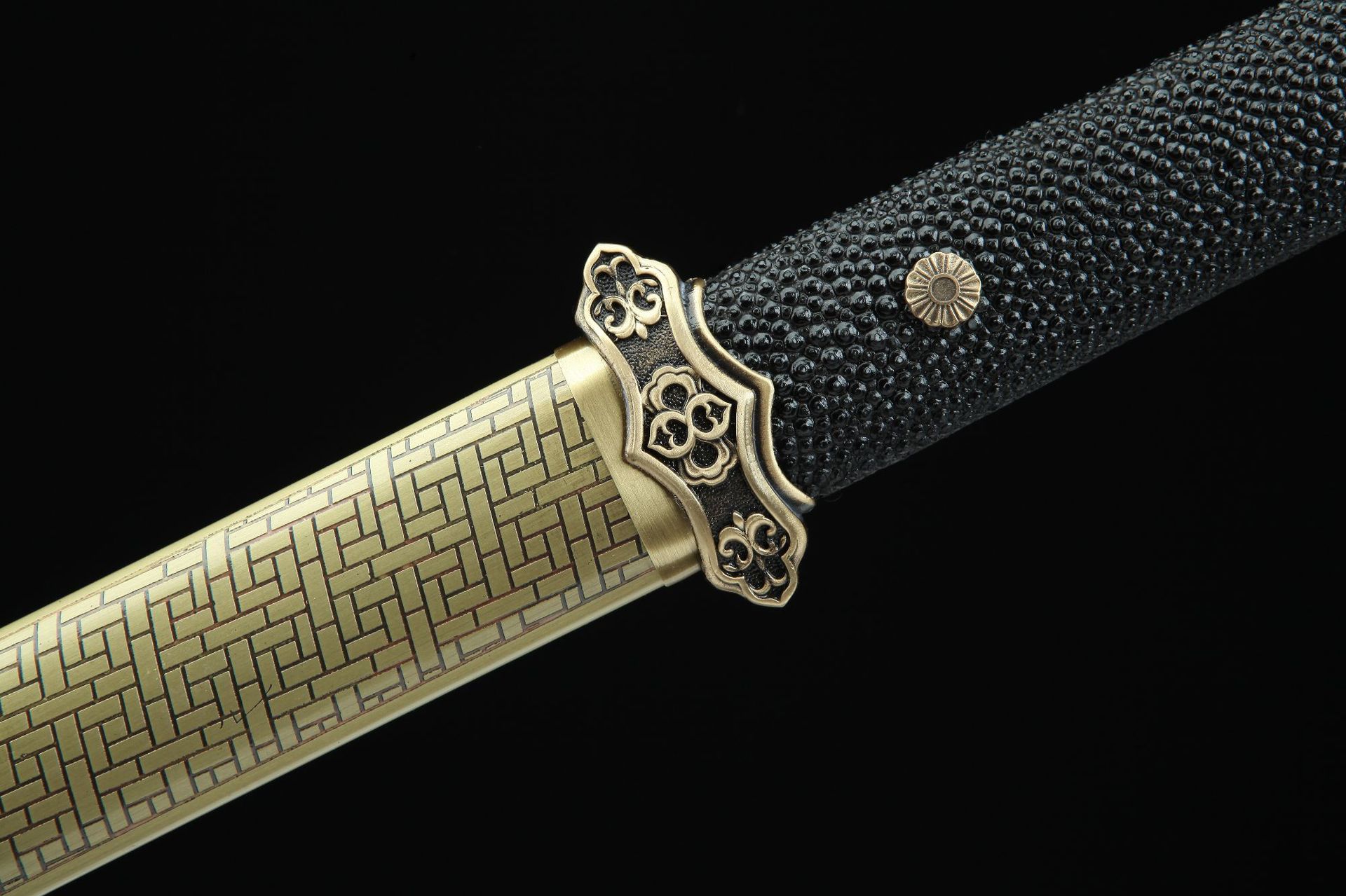 剑柄:包鲨鱼皮;剑身:百炼花纹钢,手工锻造,精细手磨剑鞘:纯铜手工包铜