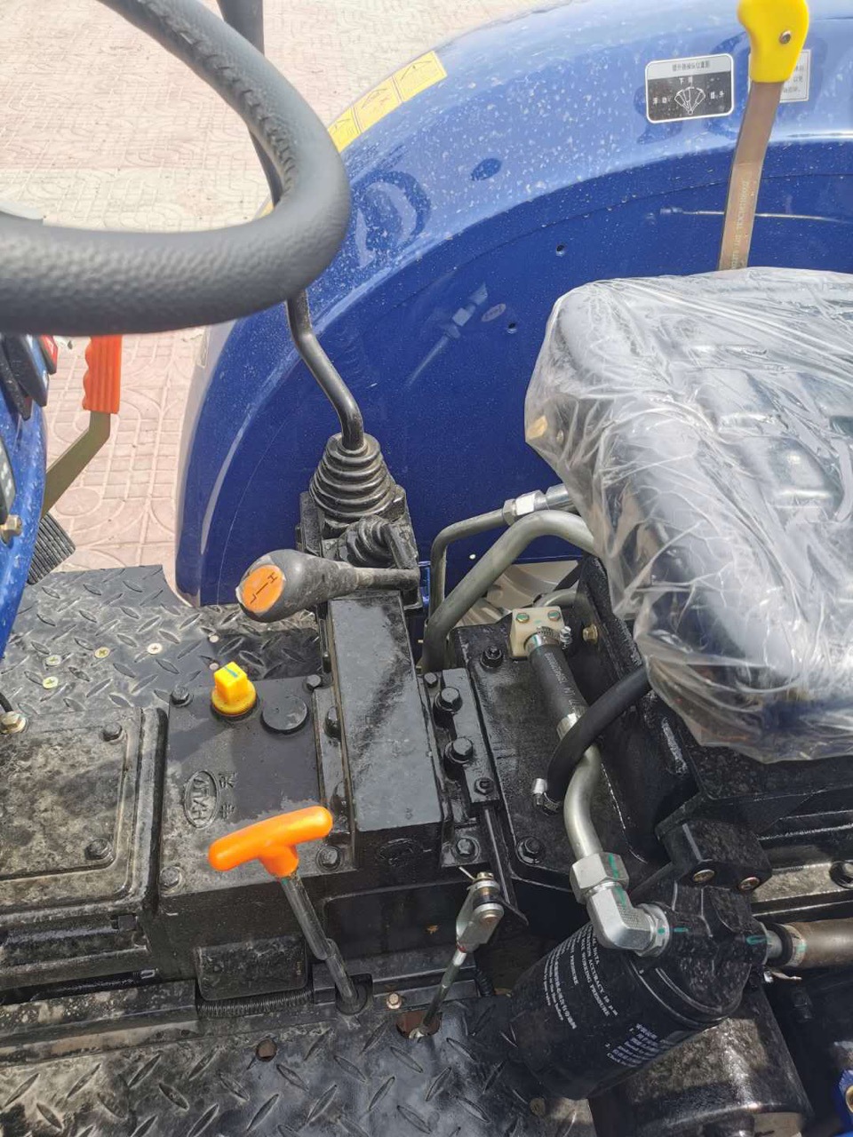 雷沃704低矮大鹏王拖拉机 小四轮拖拉机 农用四驱拖拉机