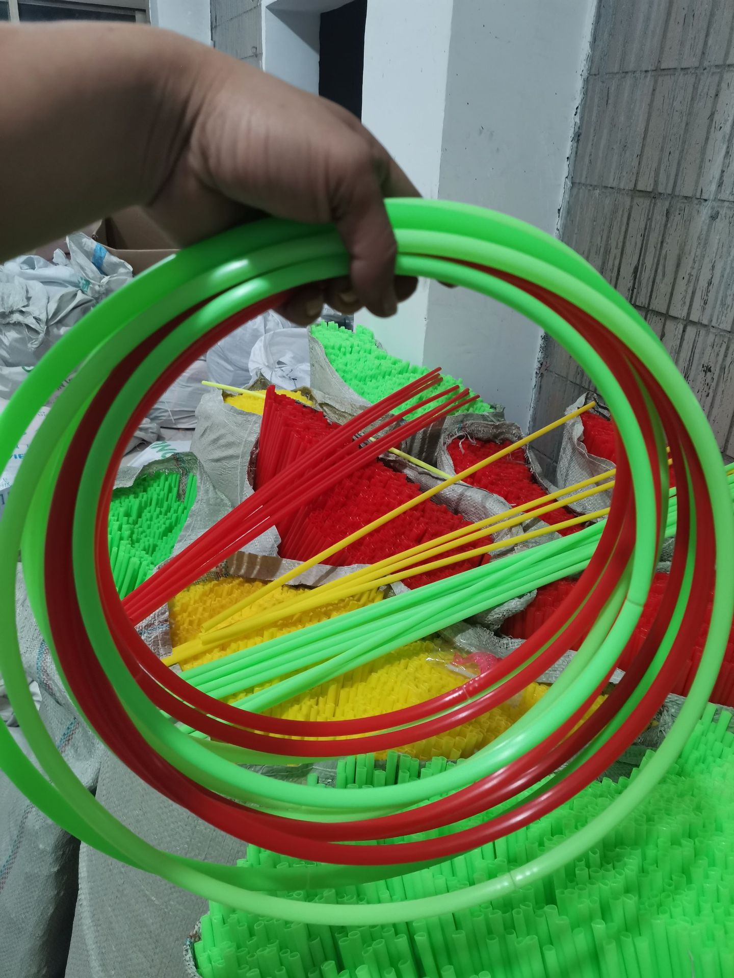 夜市地摊套圈玩具塑料扔套圈圈游戏加粗加厚实心圈空心圈厂家直供