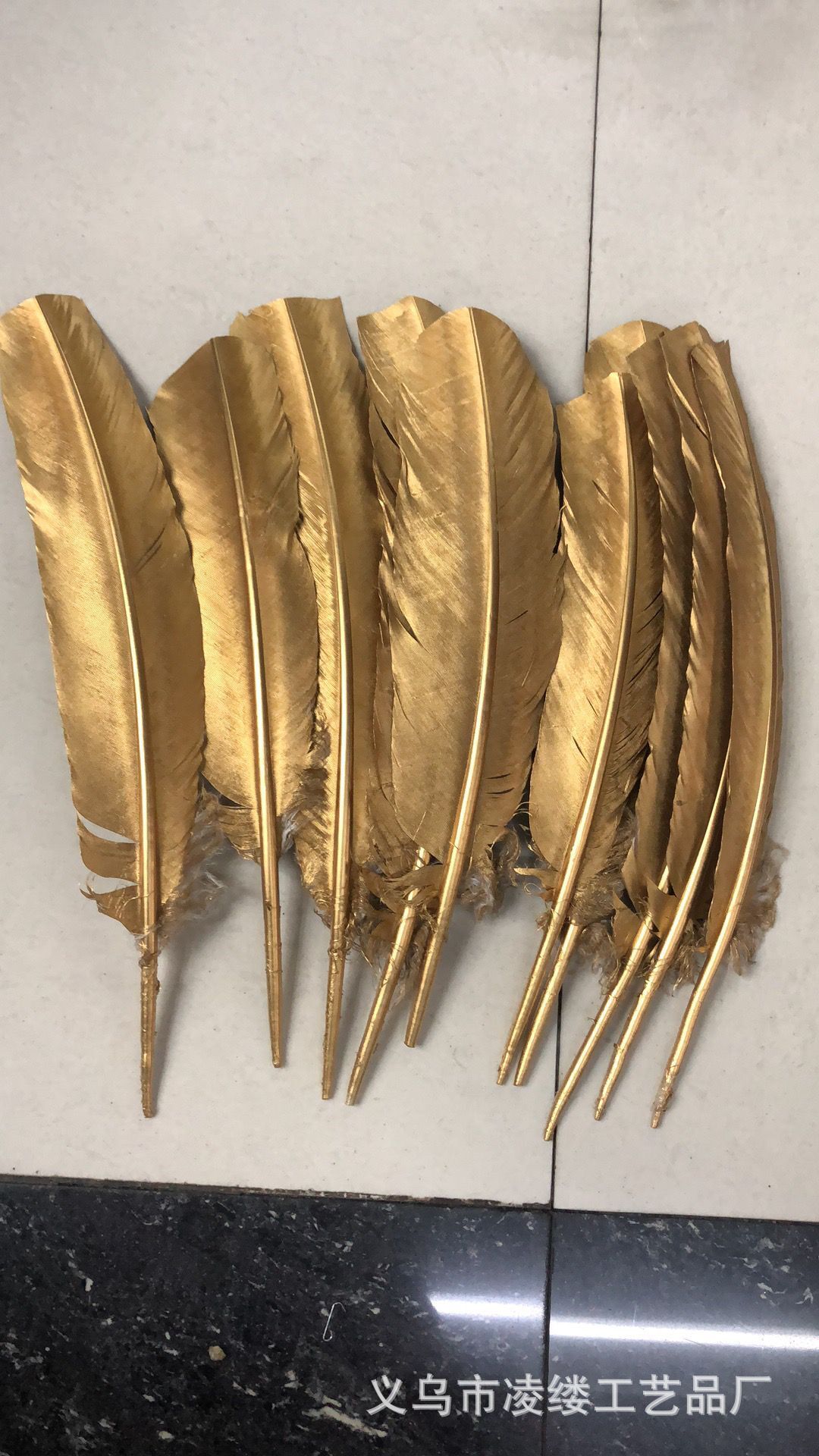 鸿扬羽毛厂家直销火鸡毛diy演出服30-35cm单面喷金银羽毛火鸡窝翎