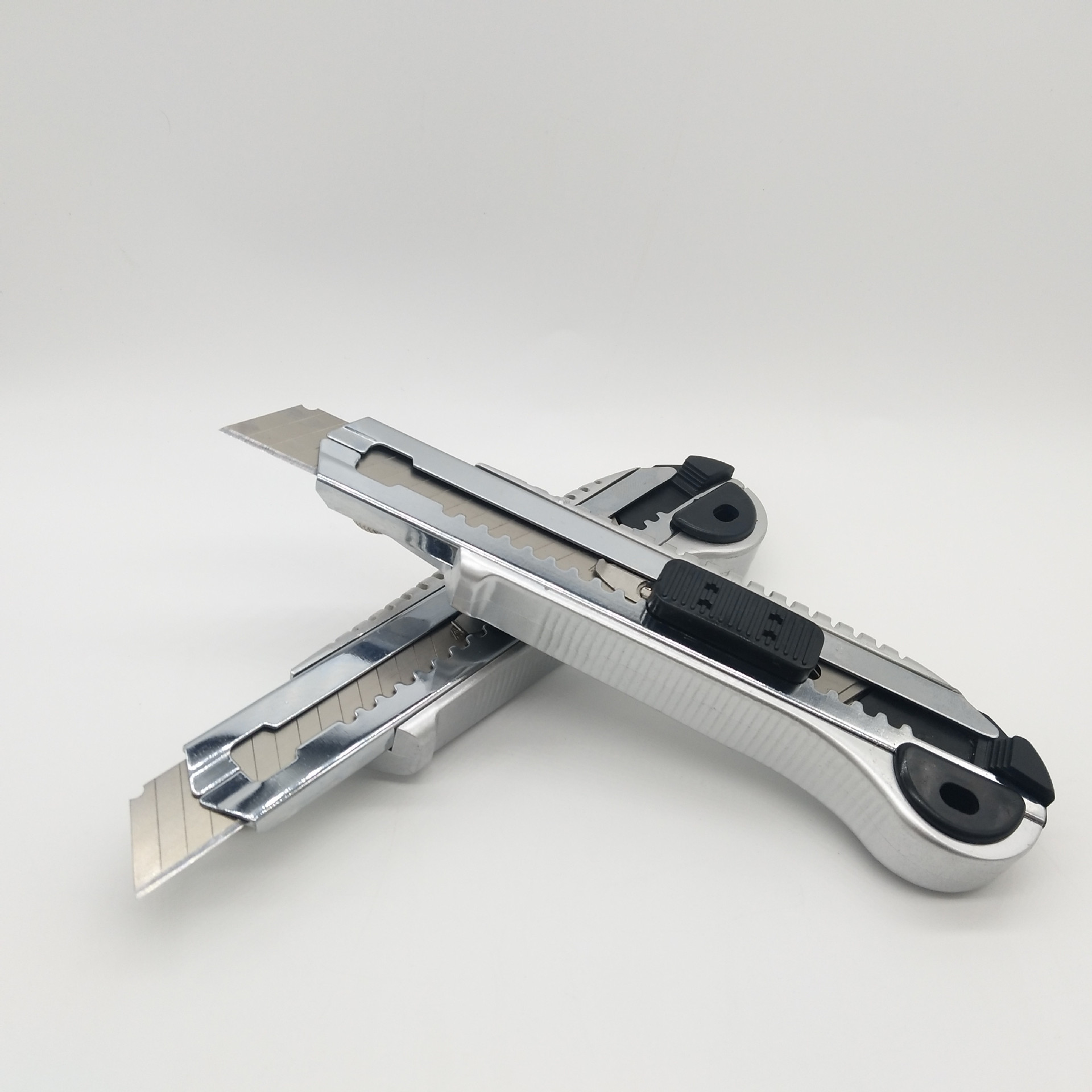 厂家批发高中低档大号美工刀优质美工刀手工墙纸壁纸刀锋利耐磨刀