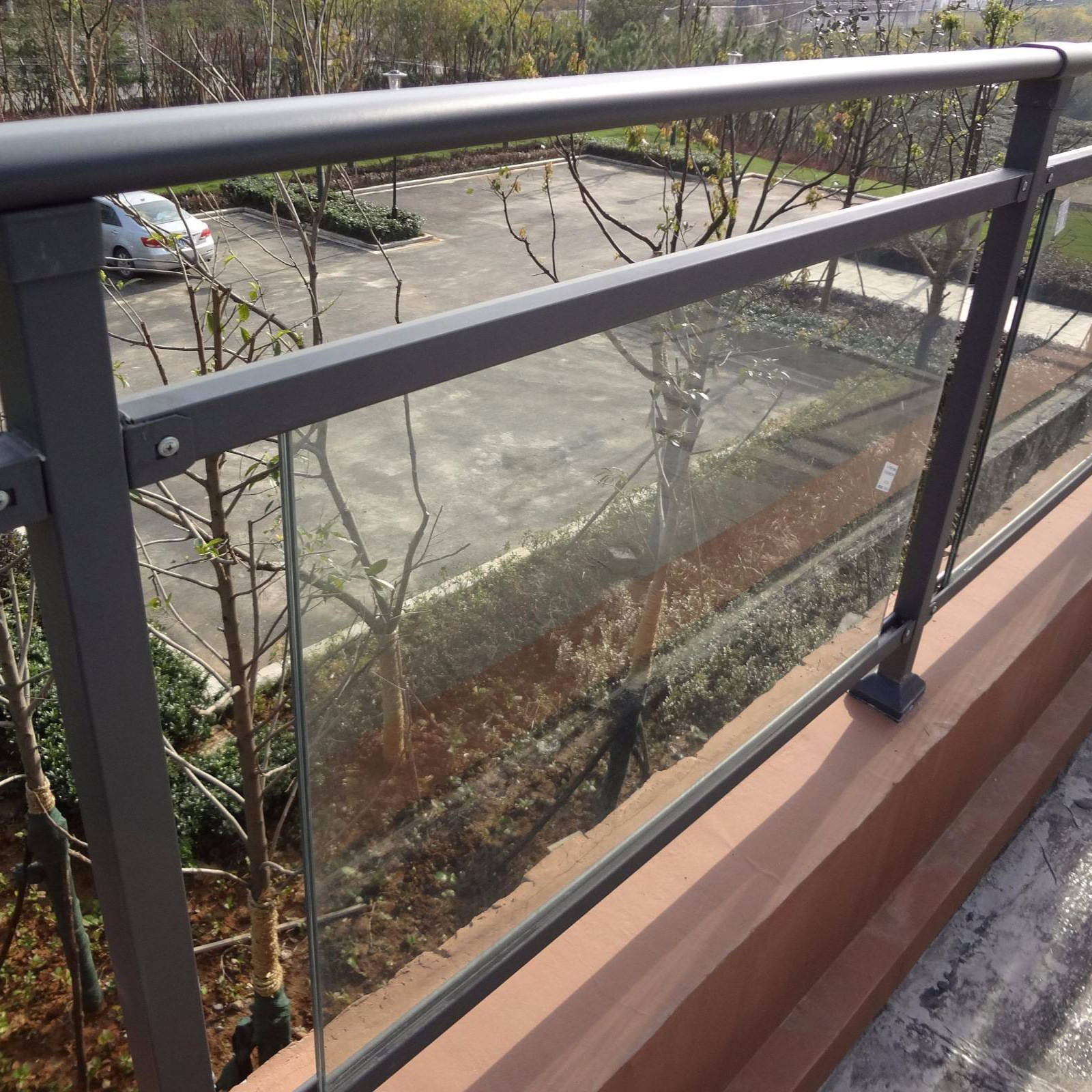 定制厂家小区高层别墅阳台组装玻璃护栏钢化围挡铁艺镀锌玻璃栏杆