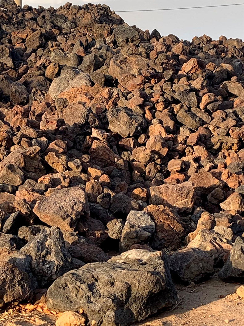 厂家现货供应大块黑色火山岩 景观盆景火山石多孔造景石批发