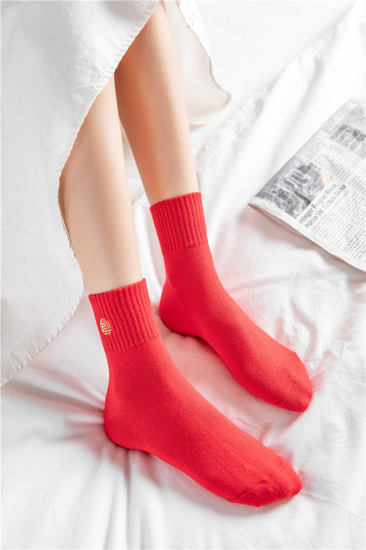 新款批发牛年大红袜子女士本命年结婚新年礼物红袜中筒女踩小人情