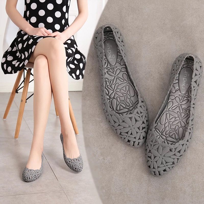 Summer New Hollow-out Plastic Sandals Women's Flat Leaking Hole Shoes Bird's Nest Jelly Fashion Closed Toe Beach Rain Boots