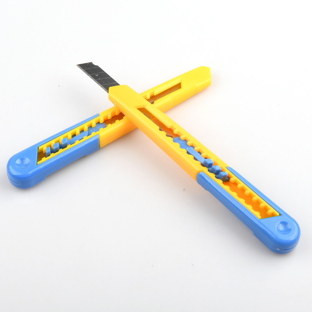 63实色刀一元店美工刀彩色手推裁壁纸刀办公文具小商品日用百货