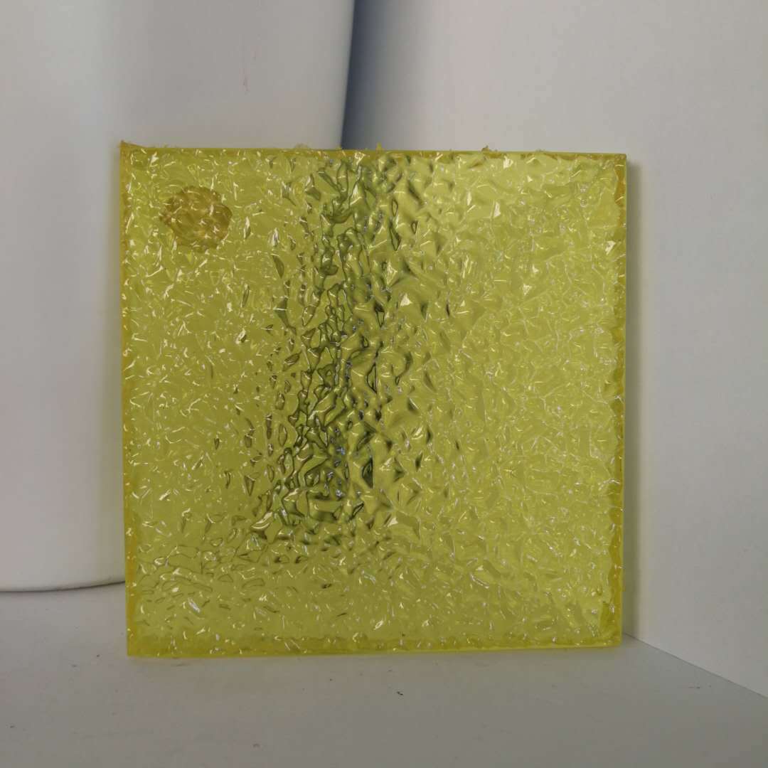 厂家供应艺术颗粒纹彩色玻璃 不褪色鱼鳞水波纹压花原片玻璃定制