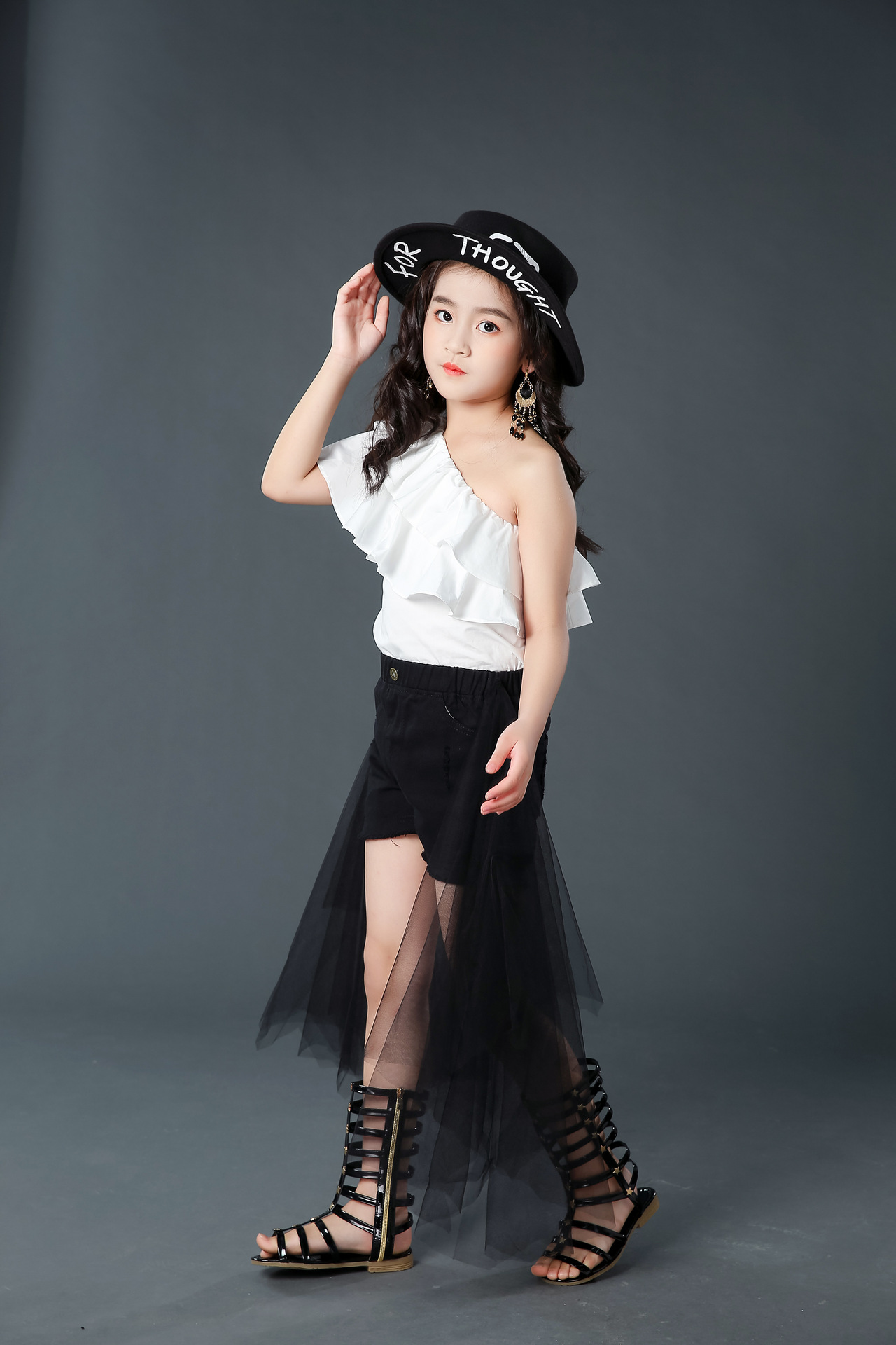 女童荷叶肩走秀潮服时尚儿童模特比赛演出服黑白色车模摄影酷礼服