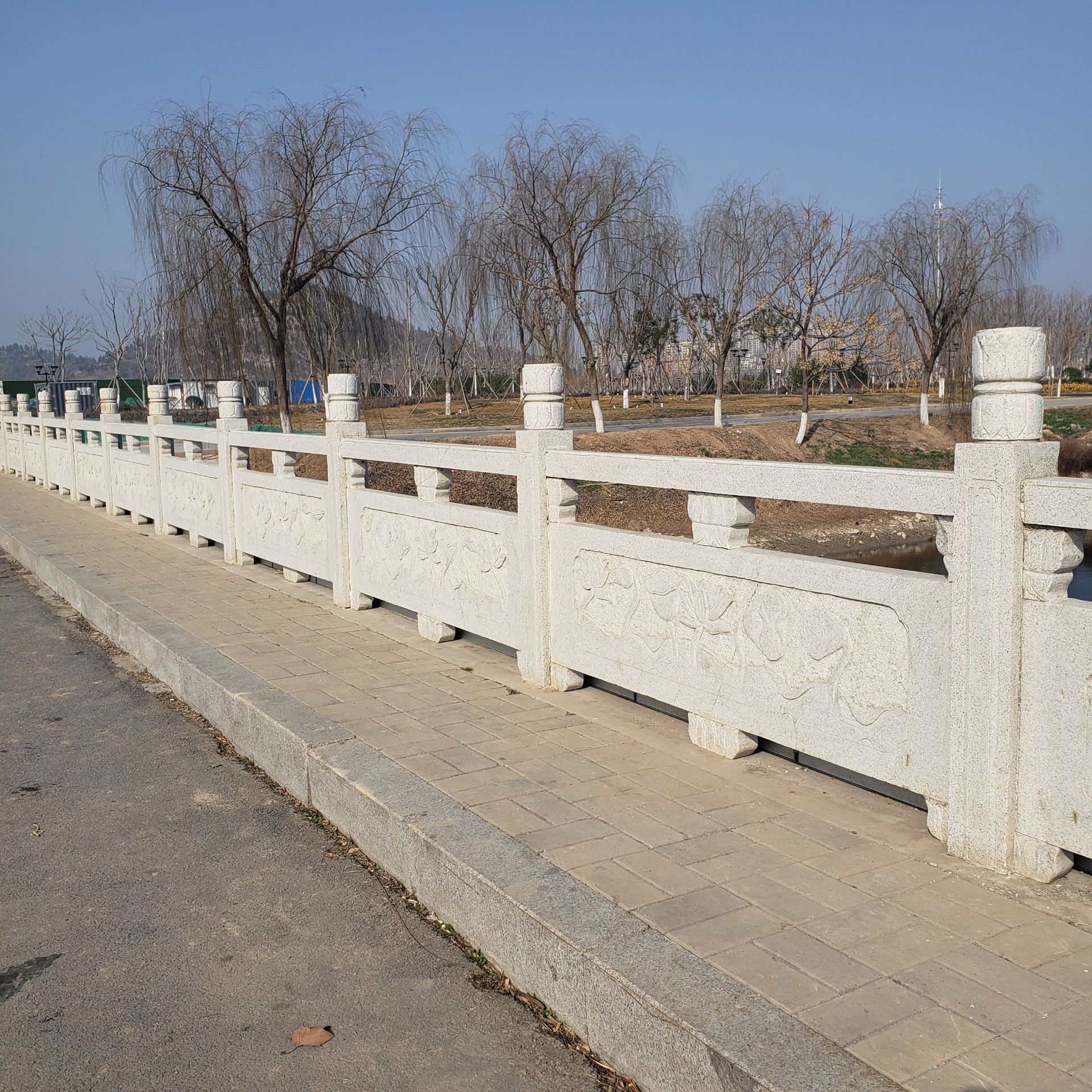 天然花岗岩石栏板定制 园林广场浮雕石栏杆栏板 河道石护栏扶手