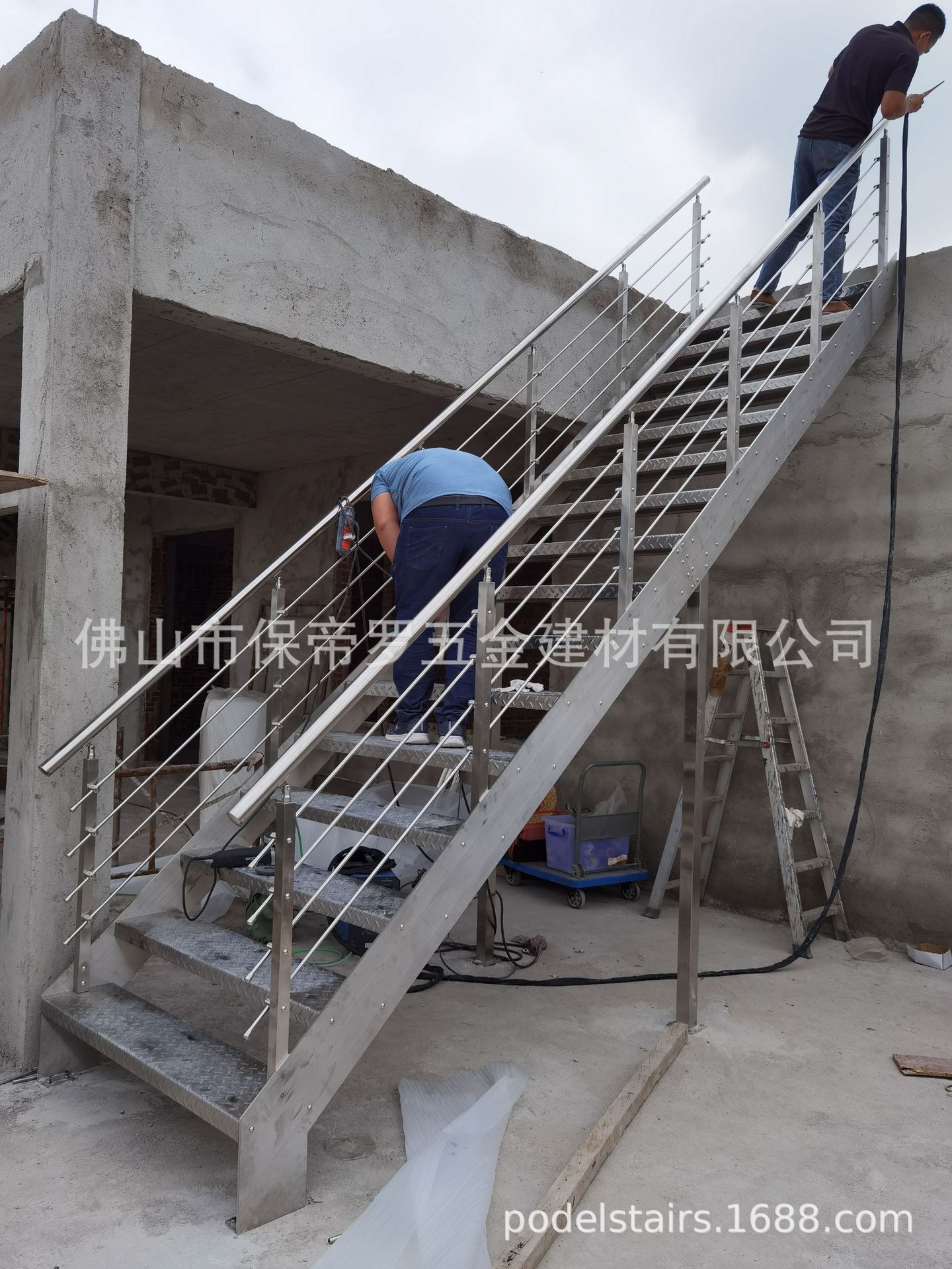 304不锈钢防滑板计价单位踏步产品名称不锈钢楼梯产品品牌保帝罗楼梯