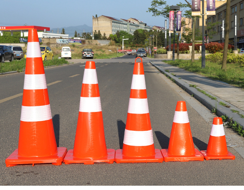 pvc橡胶路锥反光锥警示安全桶分道施工塑料路锥路障锥圆锥路障锥