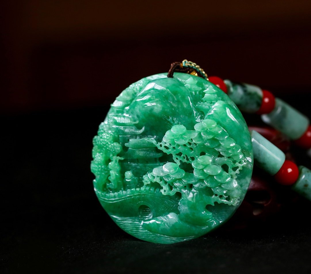 天然a货翡翠山水圆牌吊坠厚装冰莹绿全透光手工雕刻项链一件代发