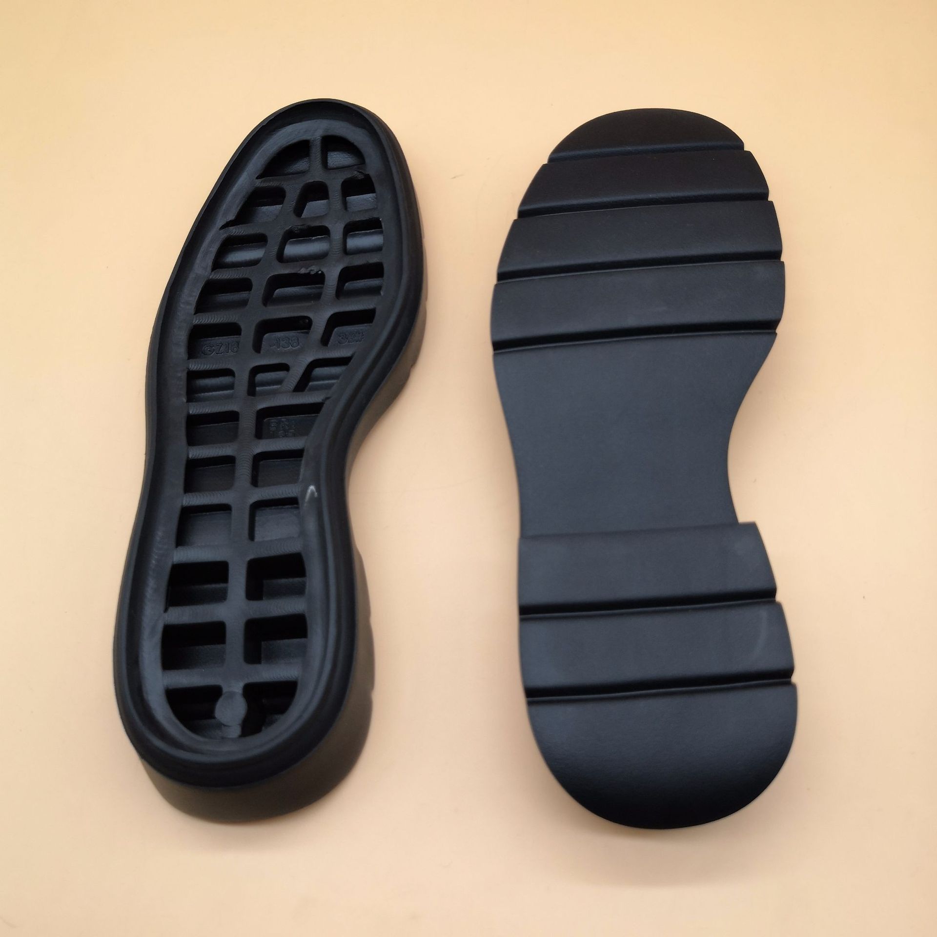 国足鞋材一次成型橡胶发泡鞋底ip轻便高弹防滑耐磨大底