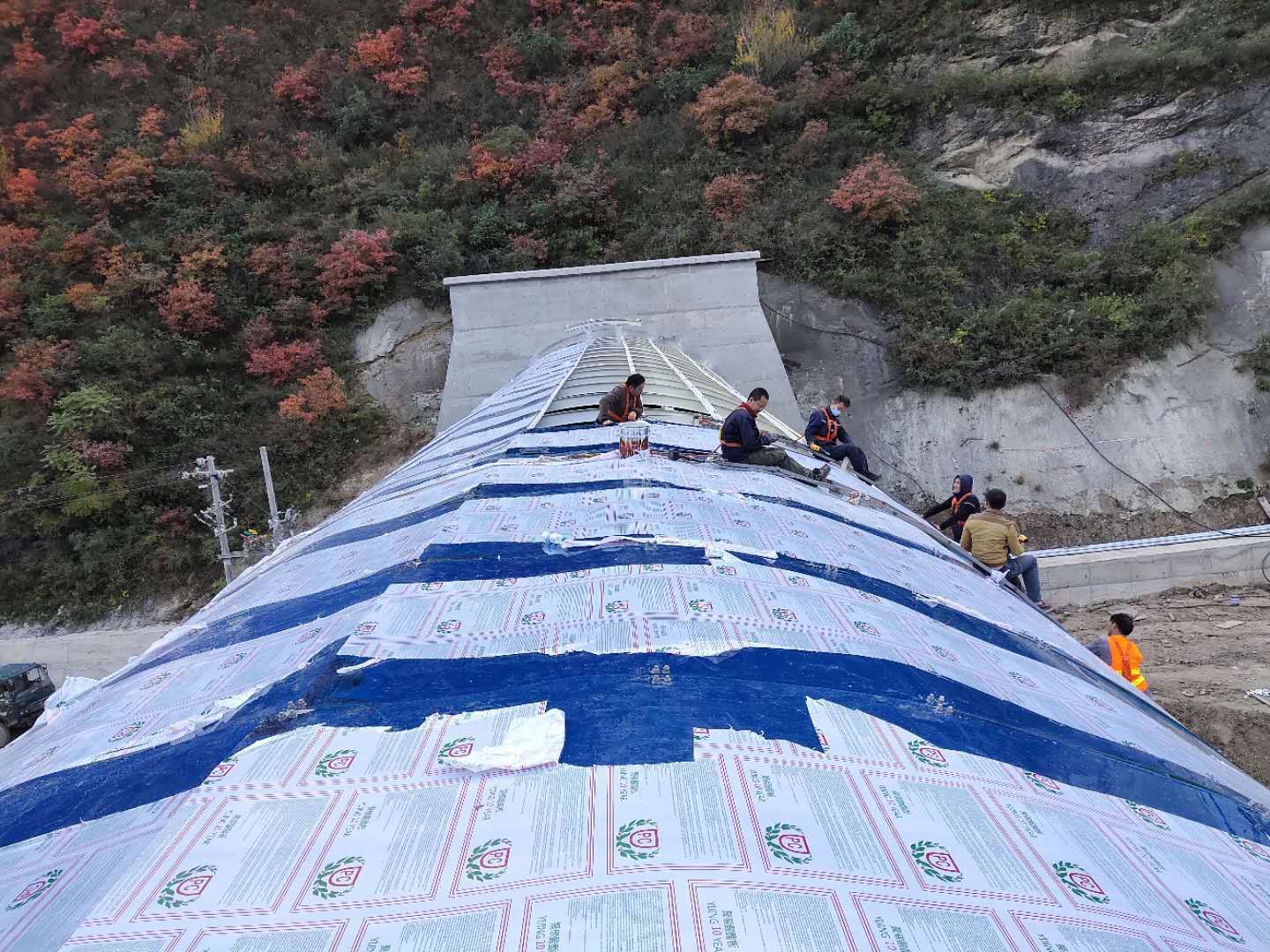 高速公路隧道顶棚聚碳酸酯板遮阳板隧道防雪棚遮阳遮雨棚材料生产