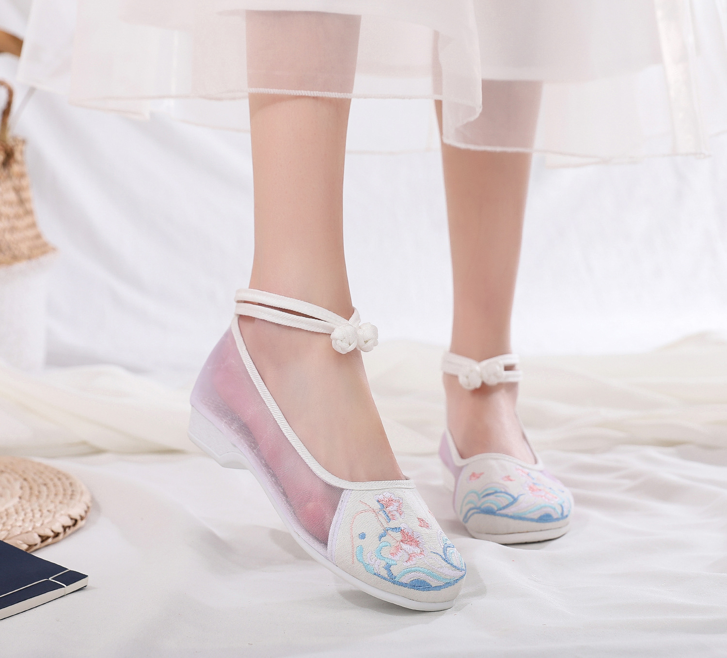 2020款古风汉服仙女鞋绣花网纱单鞋圆头镂空绣花女鞋凉鞋