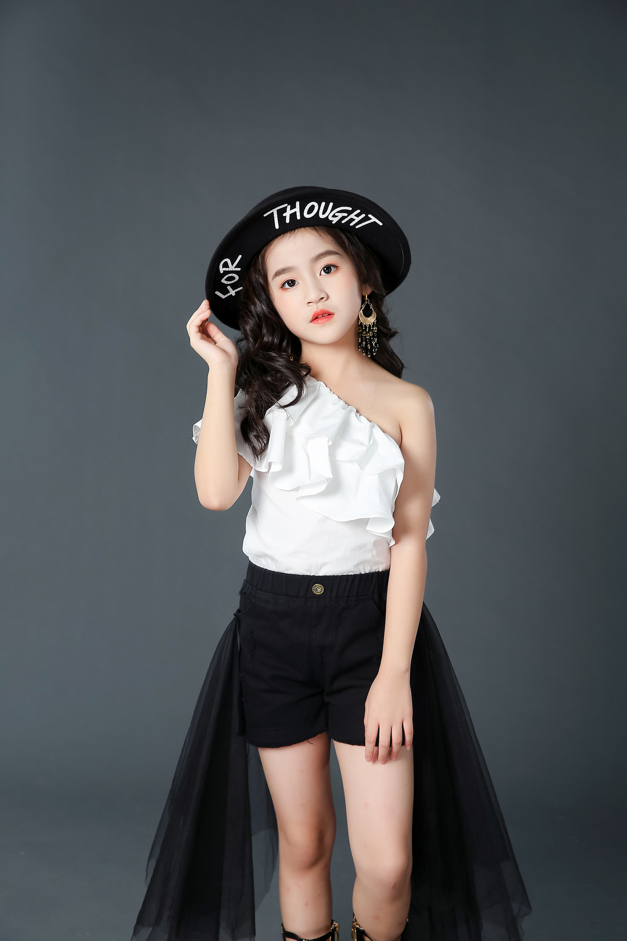 女童荷叶肩走秀潮服时尚儿童模特比赛演出服黑白色车模摄影酷礼服