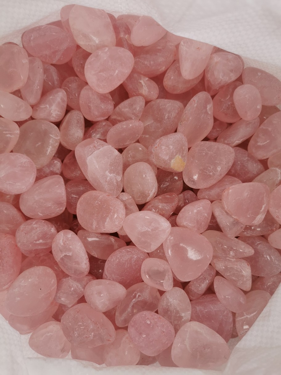 天然马达加斯加莫桑比克粉水晶碎石颗粒原石原矿