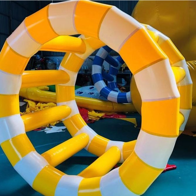 厂家定制水上闯关可移动充气乐园滚筒步行球草地球悠波球嬉水游乐