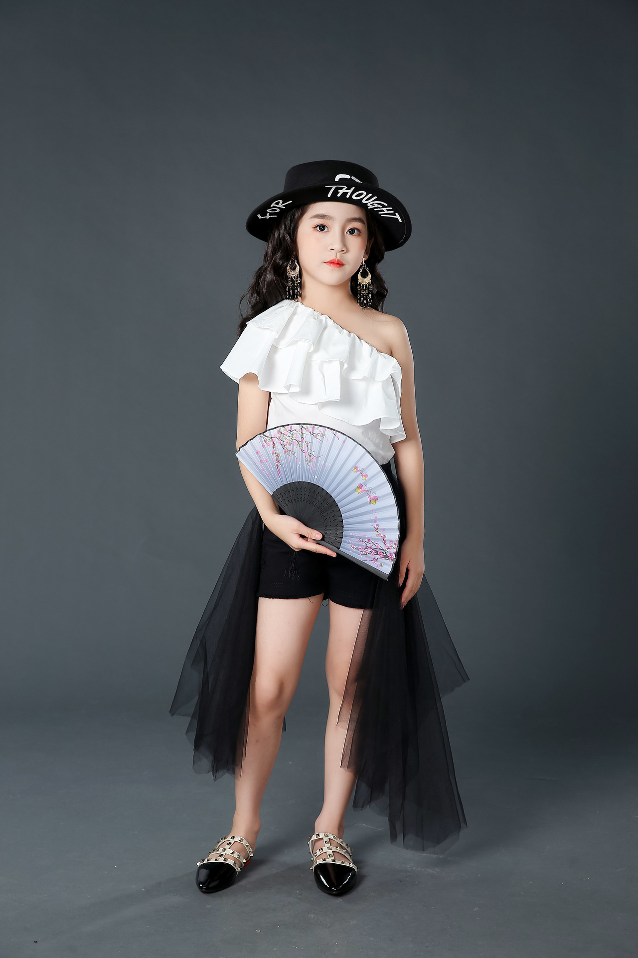 女童荷叶肩走秀潮服时尚儿童模特比赛演出服黑白色车模摄影酷礼服